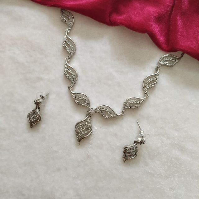 Silver Finish Leaf Pattern Designer Necklace Set with Matching Earrings