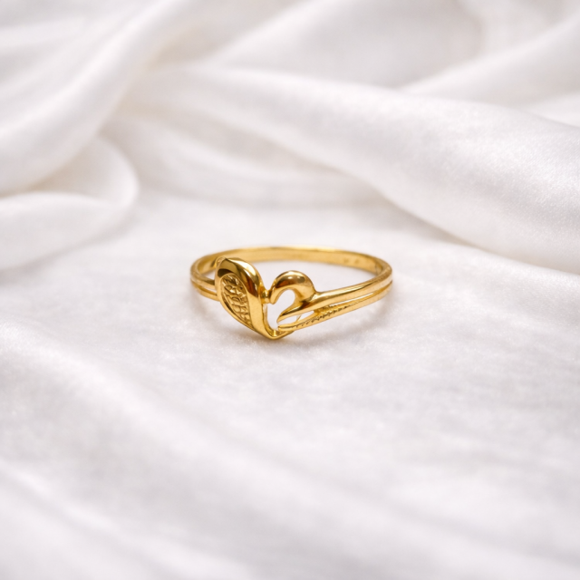 Gold Twist Heart Elegant Ring